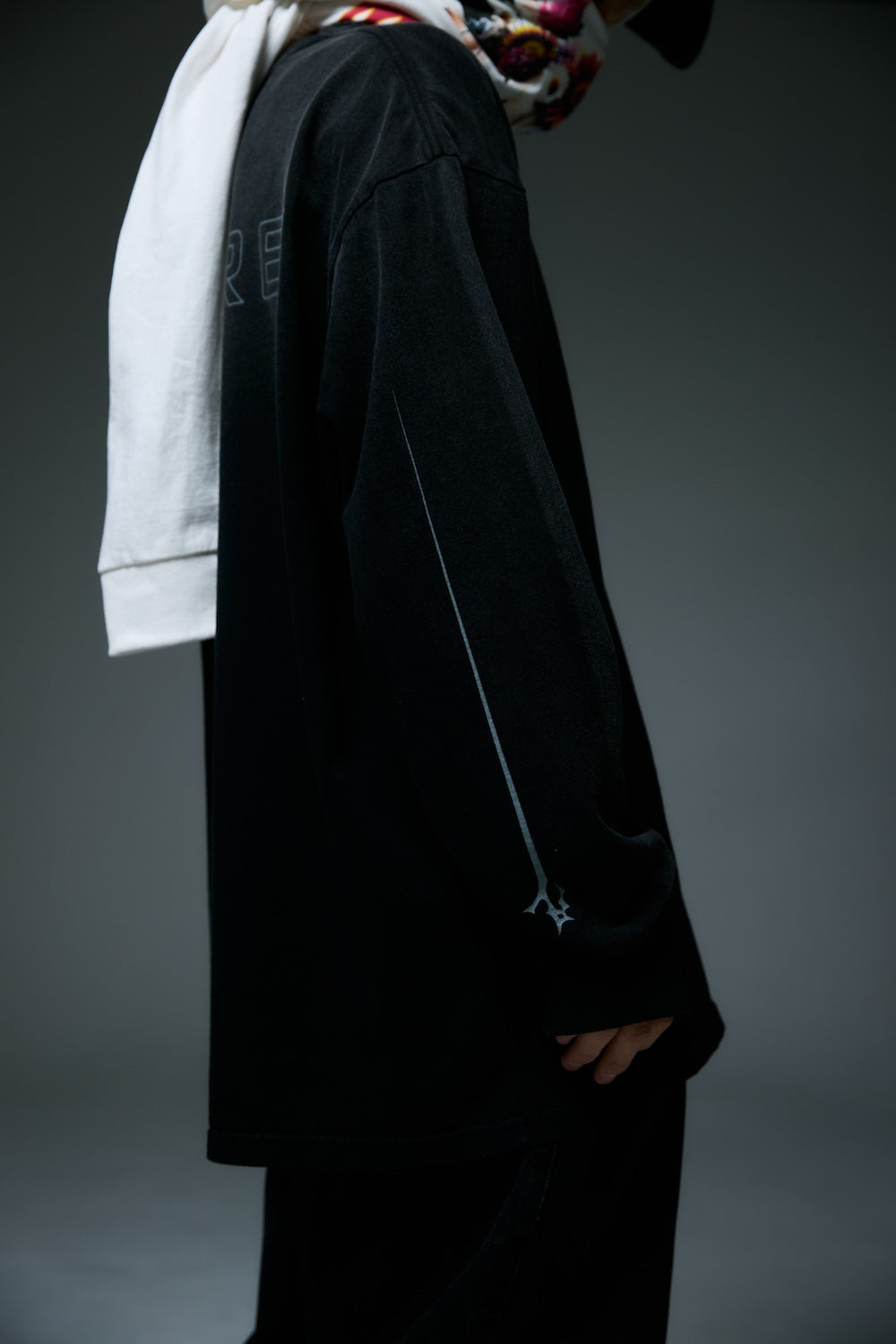 REFLECT LOGO LONG SLEEVE T-SHIRTS / BLACK