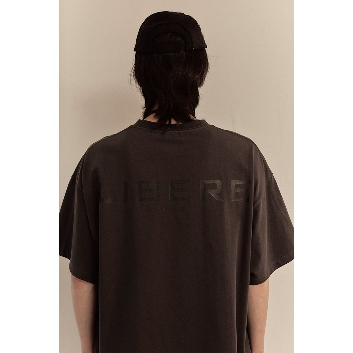 LIBERE LOGO T-SHIRT / CHARCOAL