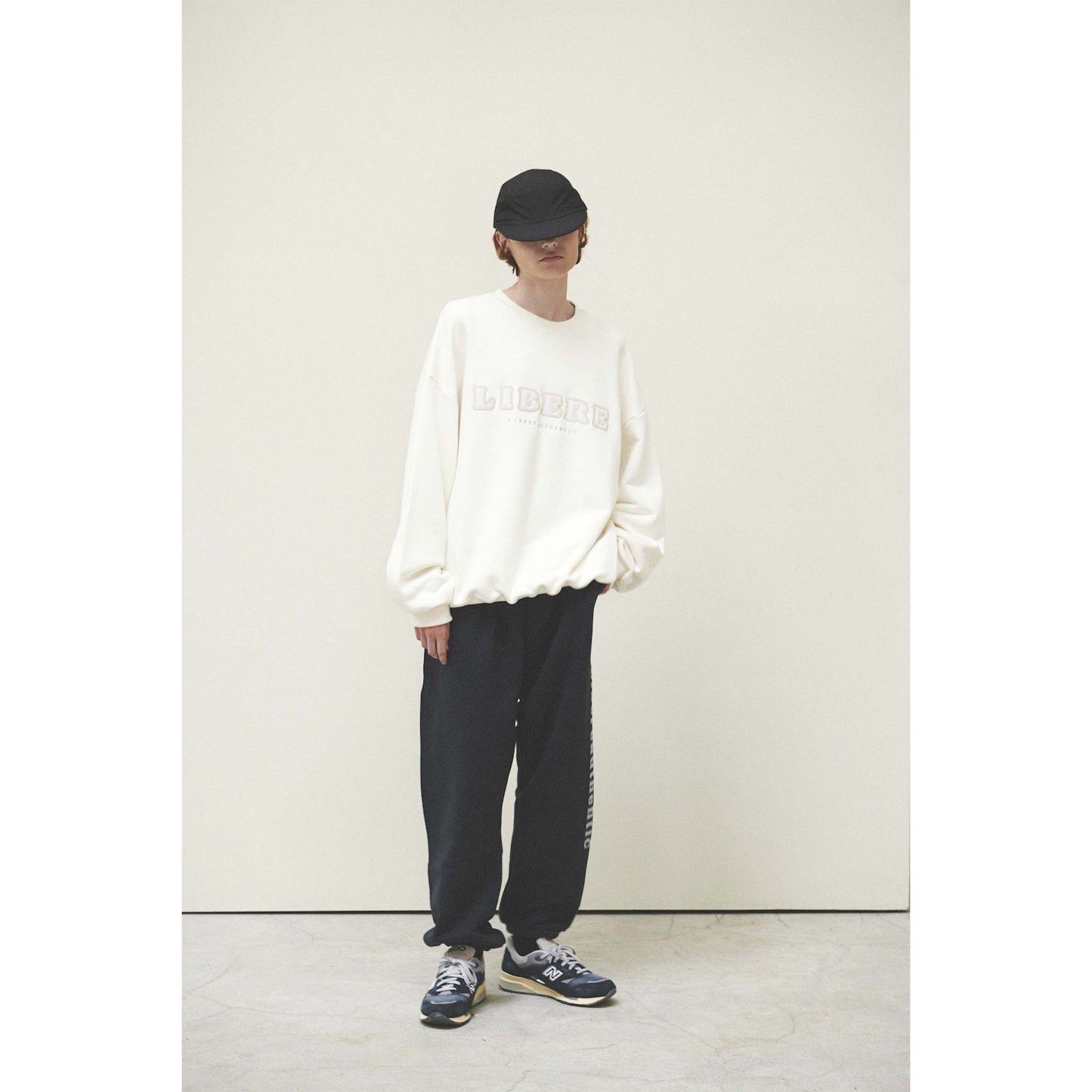 AT OUTSIDE CAP / BLACK