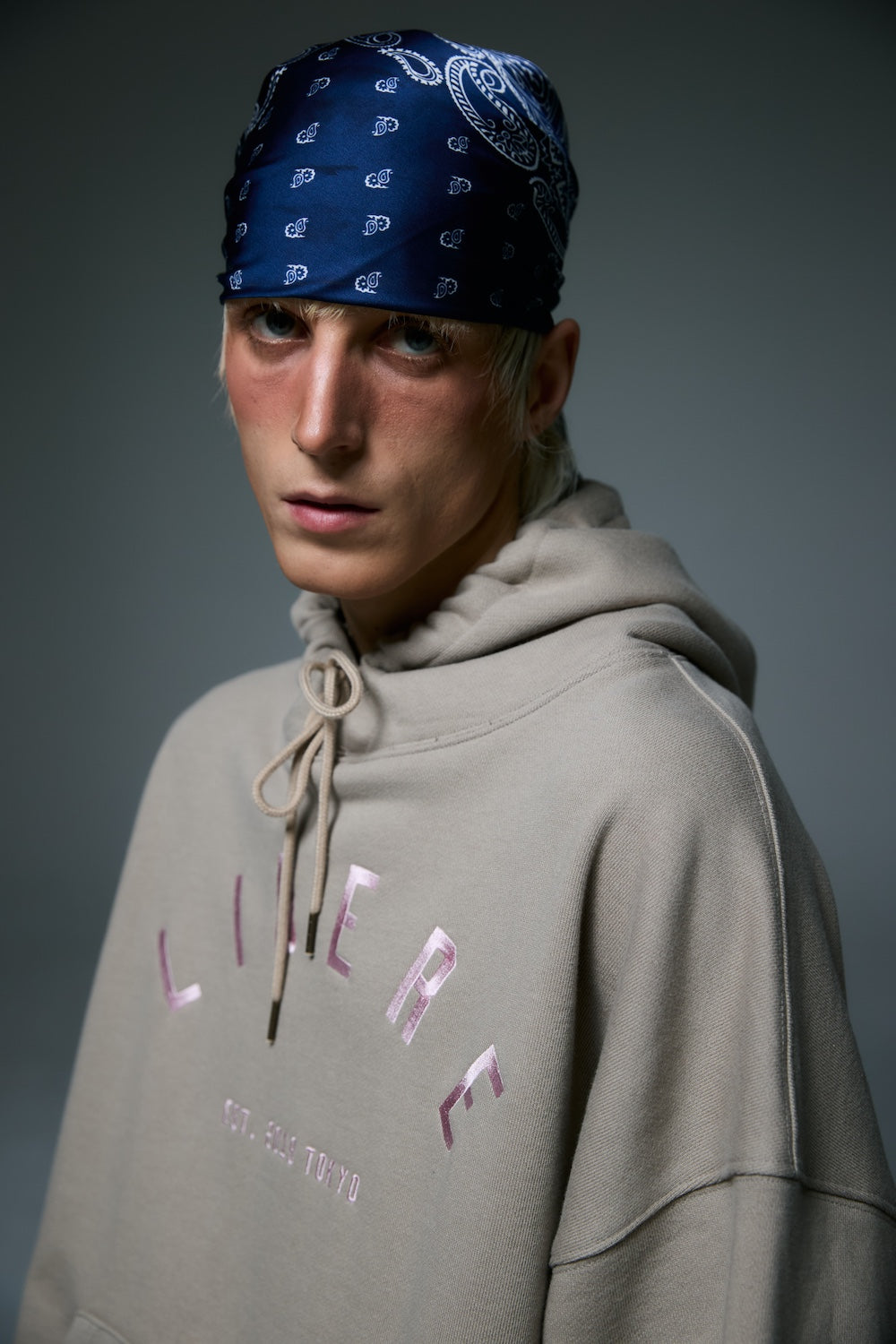 LOGO HOODIE / BROWN
