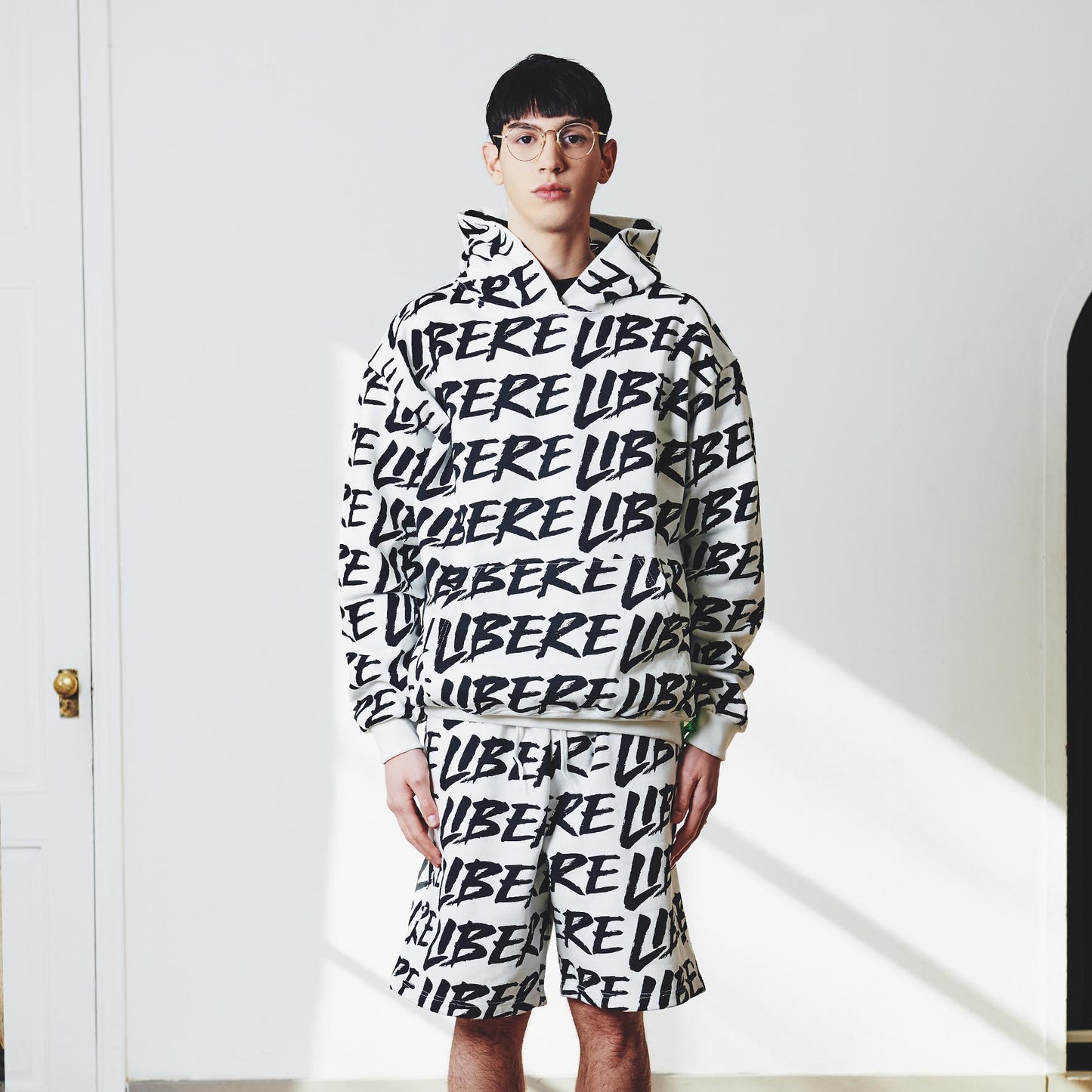 FULL LOGO SHORT / WHITE