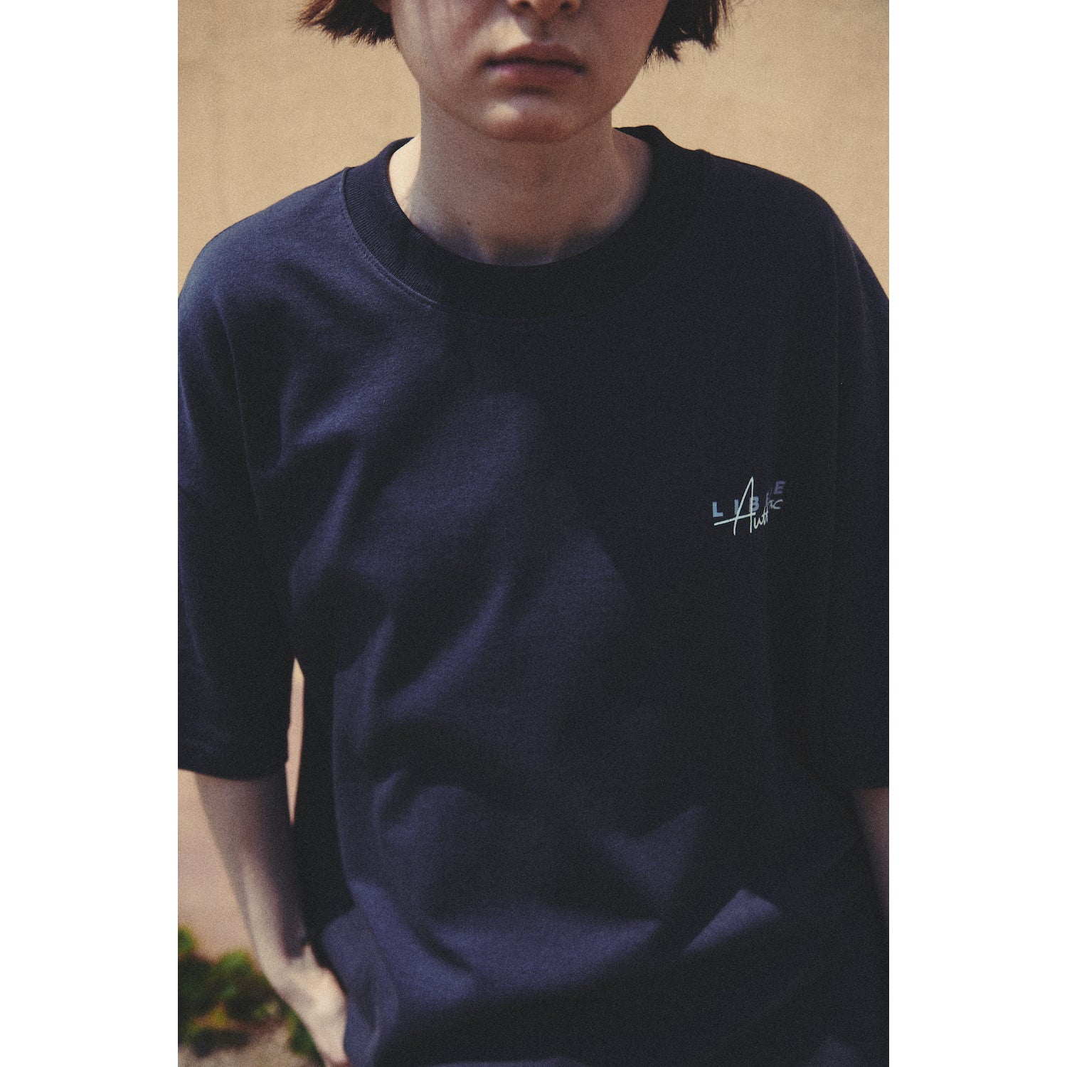 LIBERE AUTHENTIC LOGO TEE / CHARCOAL