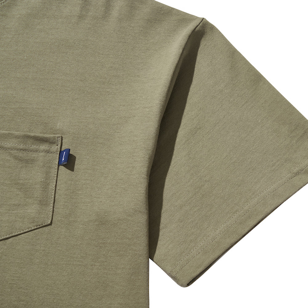 SLOGAN POCKET T-SHIRT / OLIVE