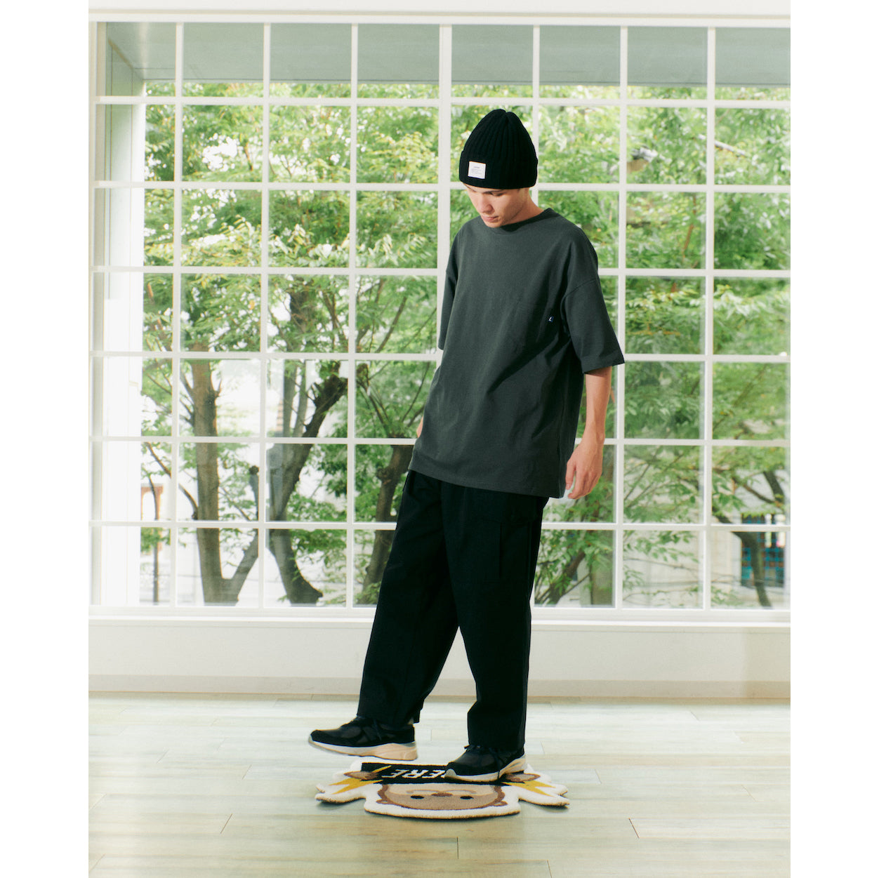 SLOGAN POCKET T-SHIRT / CHARCOAL