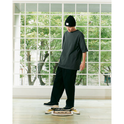 SLOGAN POCKET T-SHIRT / CHARCOAL